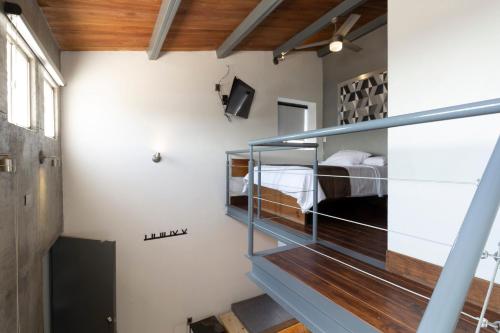 een kamer met een trap naar een slaapkamer bij 2nd Home in Celaya