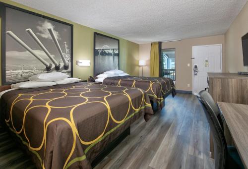 um quarto de hotel com duas camas e uma televisão em Super 8 by Wyndham Mobile/Tillmans Corner em Tillmans Corner
