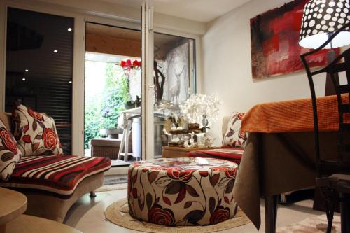 Bischoffsheim的住宿－Cocon d'Argile，客厅配有沙发、椅子和桌子