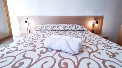 トレ・デル・マールにあるNice Home Family - Alojamientos La Torreの大型ベッド(白い枕付)