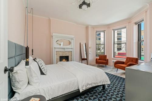 um quarto com uma cama grande e uma lareira em The Neighborhood Hotel Lincoln Park em Chicago