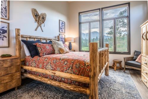 une chambre avec un lit et une fenêtre dans l'établissement Great Views Fully Renovated Luxury 4 Bedroom 3 Full Bathrooms and Half Bath Snowcreek 732 Phase V, à Mammoth Lakes