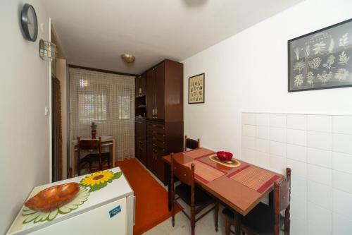 a kitchen and dining room with a table and a dining room at Suflat Apartman Studio in Subotica