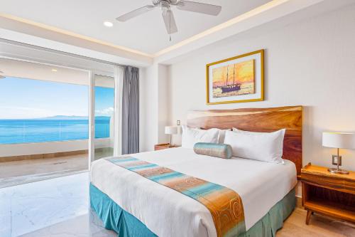 een slaapkamer met een bed en uitzicht op de oceaan bij Blue Horizon 705 in Puerto Vallarta