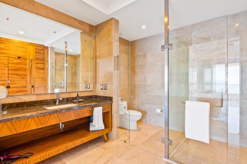 een badkamer met een douche, een wastafel en een toilet bij Blue Horizon 705 in Puerto Vallarta