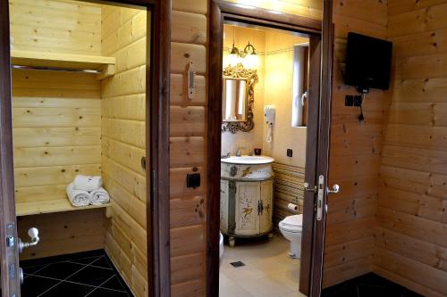 Kylpyhuone majoituspaikassa Xilino Horio