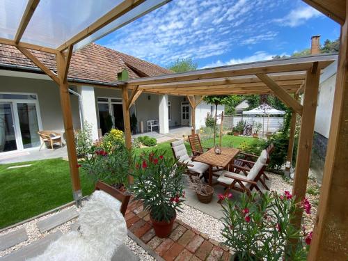 Taman di luar Bonne Vie Cottage - Zebegény