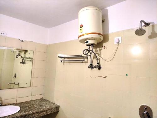 a bathroom with a water tank on the wall at Shanti Residency in New Delhi