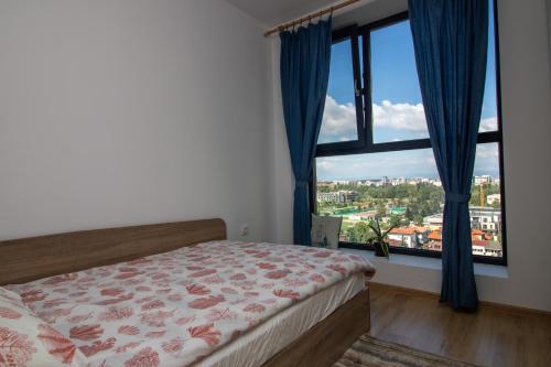 Postel nebo postele na pokoji v ubytování City View Apartment + Parking