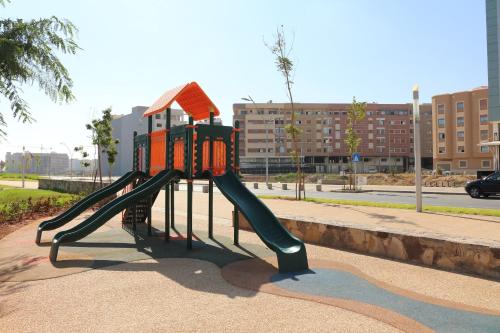 - une aire de jeux avec toboggan dans un parc dans l'établissement Marchica Apartment Nador Jadid Wifi Klima, à Nador