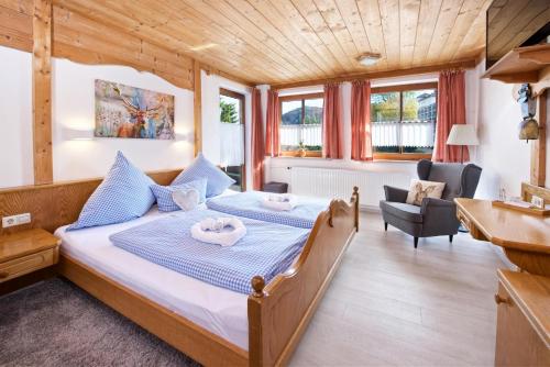 1 dormitorio con cama y escritorio en Ferienwohnungen am Schlossberg Oberstaufen, en Oberstaufen
