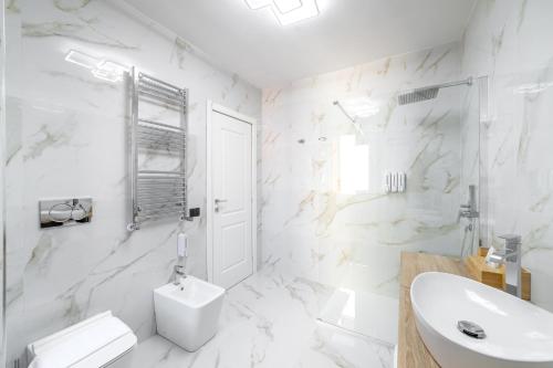 A bathroom at iRoome