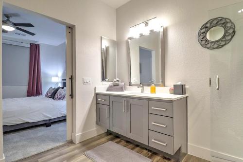 Una cama o camas en una habitación de Work Smarter in Style, Luxury Living Meets Remote Productivity G3061