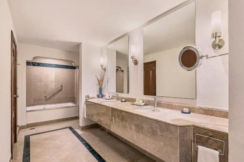a bathroom with two sinks and a large mirror at Fiesta Americana Merida in Mérida