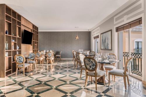a large dining room with a table and chairs at Fiesta Americana Merida in Mérida