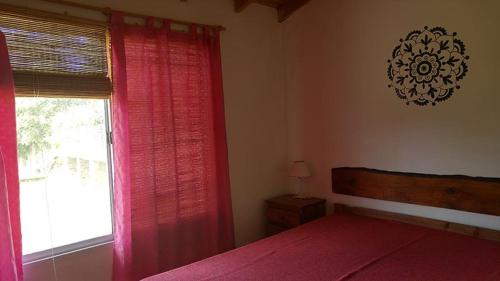 Een bed of bedden in een kamer bij Cabañas Las Nanys