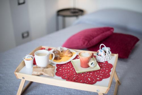 a tray of food and coffee cups on a table at Le terrazze di casa Bonelli in Vetralla