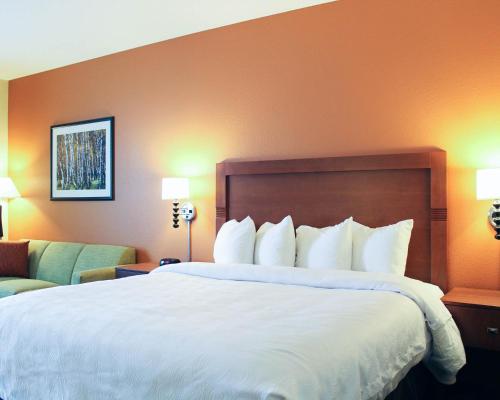 TiogaにあるMainStay Suites Tiogaの大きなベッド(白いシーツ付)が備わる客室です。