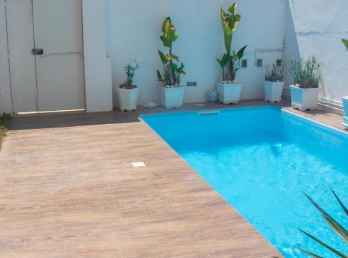 Bazén v ubytování Maison plain-pied avec piscine chauffée nebo v jeho okolí