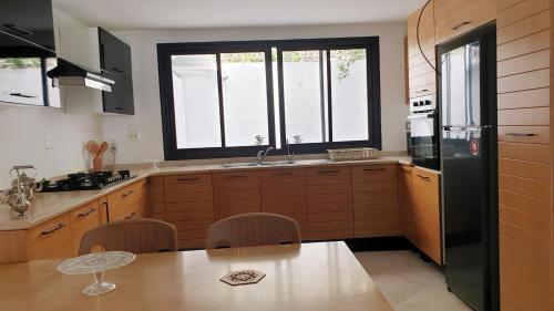 Kuchyň nebo kuchyňský kout v ubytování Maison plain-pied avec piscine chauffée