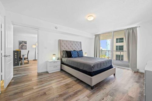 1 dormitorio con cama y ventana grande en Unique 1 Bed 1 Bath • Brickell • Bay & City Views, en Miami