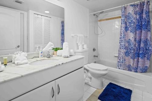 Baño blanco con aseo y lavamanos en Unique 1 Bed 1 Bath • Brickell • Bay & City Views, en Miami