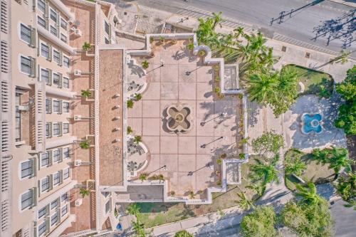 an overhead view of a building with a pool at Fiesta Americana Merida in Mérida
