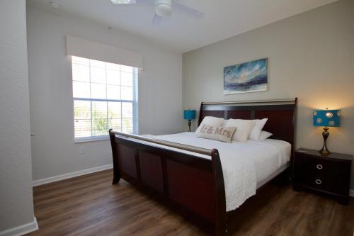 Un dormitorio con una cama grande y una ventana en New! Luxurious Vista Cay Lakeview Fantasy Near all theme parks and walk to the Convention Center, en Orlando