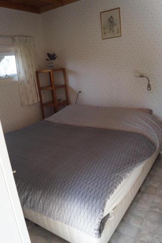 una camera con un grande letto di Hortensia Eiland a Zegveld