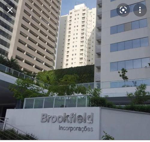 un signo de la interrupción del viaje de Brookfield en FlatsRose BR Executivo BrookField Flamboyant Conforto Top en Goiânia
