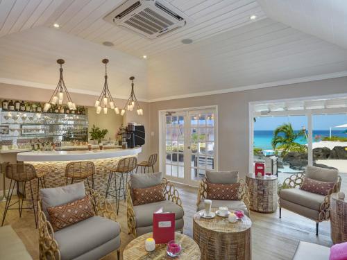 un bar con vistas al océano en Crystal Cove by Elegant Hotels - All-Inclusive, en Saint James