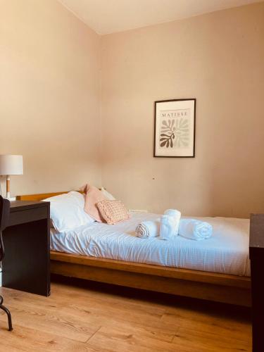 um quarto com uma cama com lençóis azuis em 'Bloomfield' at stayBOOM em Lancaster