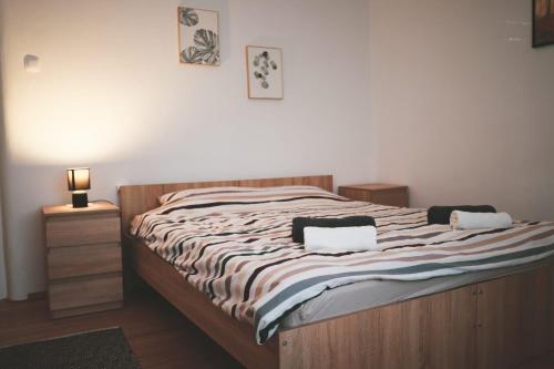 1 dormitorio con 2 almohadas en Apartman Viljevac, Donji Miholjac, en Donji Miholjac