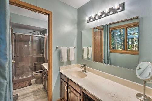 La salle de bains est pourvue d'un lavabo et d'un miroir. dans l'établissement Lake Geneva Getaway with Fire Pit Near Golf, à Lake Geneva