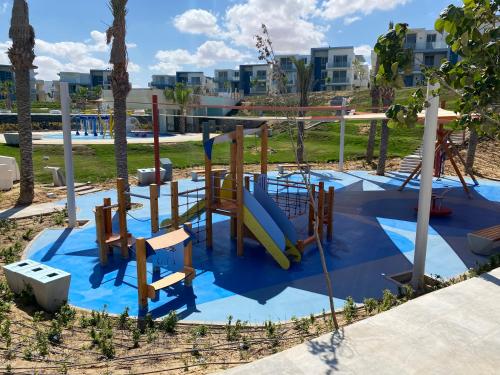 un parque infantil con tobogán en Fouka bay luxurious chalet, en Marsa Matruh