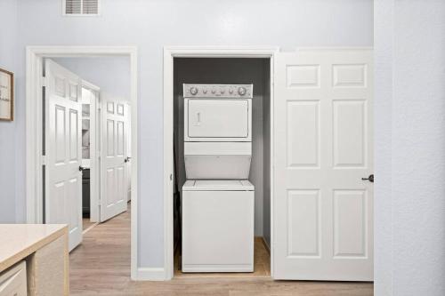 15 minutes way from Disney Condo Resort Pool Sleeps 10 photo 92