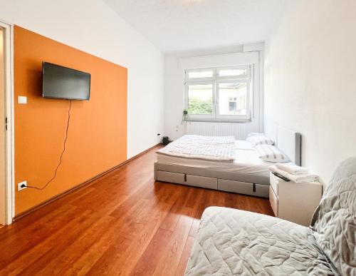 1 dormitorio con 2 camas y TV de pantalla plana en Bezaubernde Wohnung in zentraler Lage, en Karlsruhe