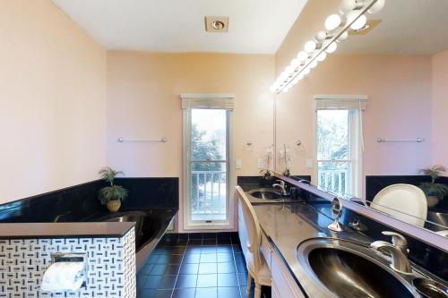 La salle de bains est pourvue de 2 lavabos et de 2 fenêtres. dans l'établissement King's Crown, à Île Saint Georges