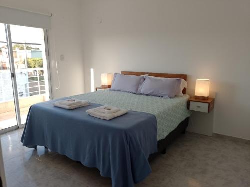 a bedroom with a bed with two towels on it at Alojamientos Litoral - 1 B in Gualeguaychú