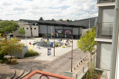 un edificio con un parque de patinaje frente a él en Lorraine, en Mantes-la-Jolie