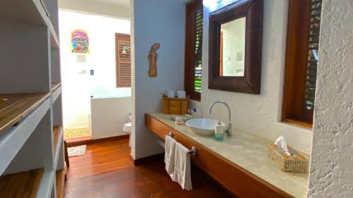 uma casa de banho com um lavatório e um espelho em Hotel Acantilado de La Tierra em San Andrés