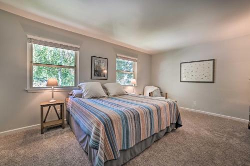 um quarto com uma cama e duas janelas em Harbor Springs Retreat with Grill about 1 Mi to Beach! em Harbor Springs