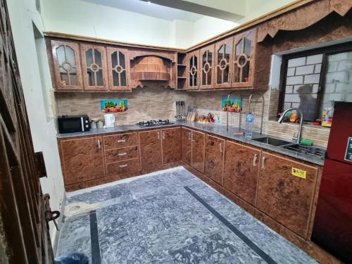 una cocina con armarios de madera y fregadero en Remarkable 3-Bedroom 