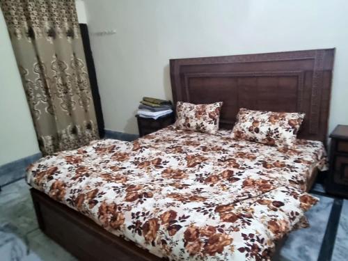 1 dormitorio con cama con cabecero de madera y almohadas en Remarkable 3-Bedroom 