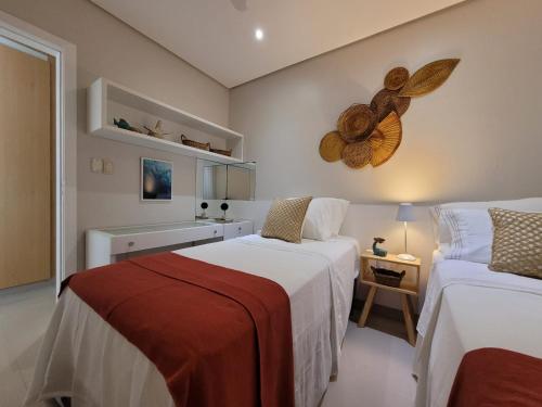 a bedroom with two beds and a sink in it at Casa Flórida in Aquiraz