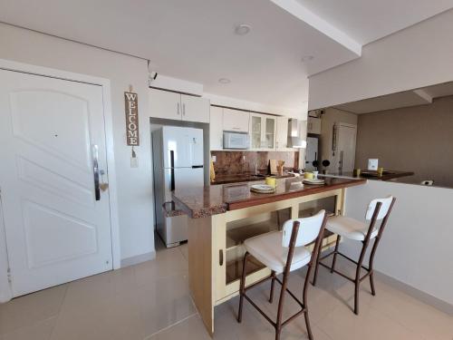 a kitchen with a table and chairs and a refrigerator at Casa Flórida in Aquiraz