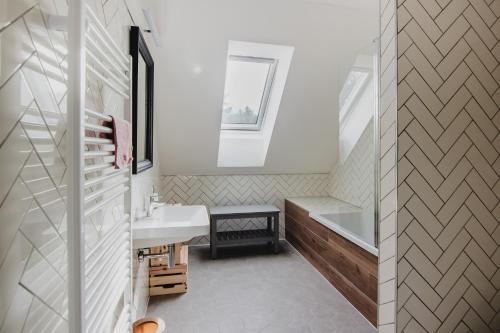 ein Bad mit einem Waschbecken und einem Spiegel in der Unterkunft Meadows House Lomnice in Lomnice