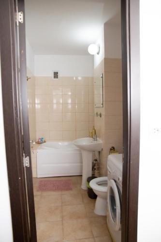 a bathroom with a tub and a sink and a toilet at City Central Studio , Ploiesti in Ploieşti