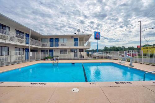 Πισίνα στο ή κοντά στο Motel 6-Lumberton, NC