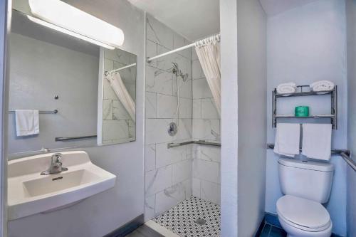 een witte badkamer met een wastafel en een toilet bij Motel 6-Lumberton, NC in Lumberton